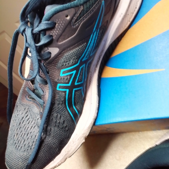 30% is the marked price-ASICS Women’s  Tennis shoes Size 8 - Picture 3 of 9